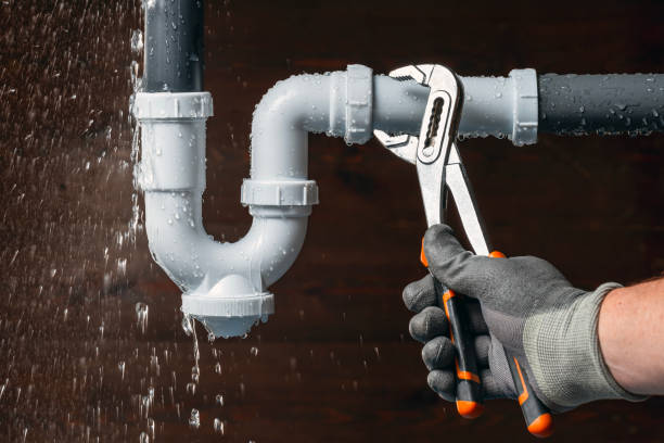 Professional Emergency Plumber technician working in Elwood, IN